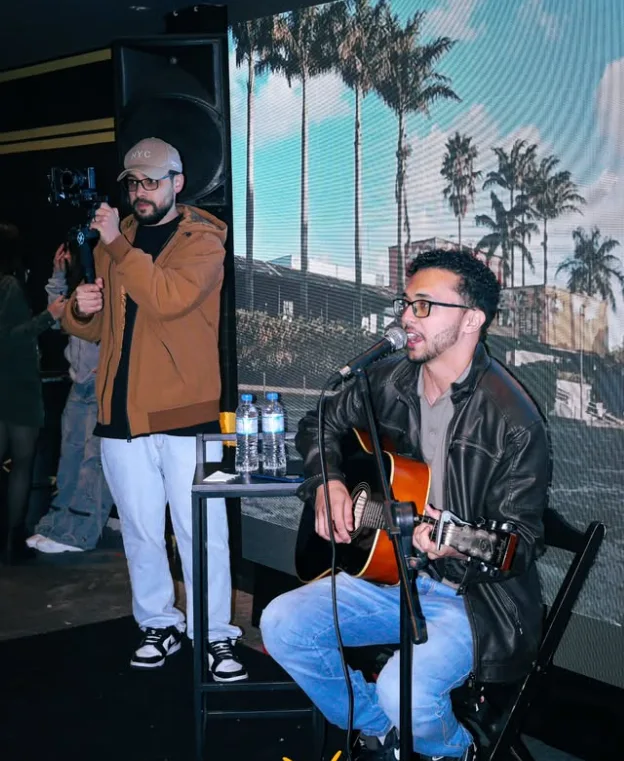 Cantor com violão tocando sertanejo ao vivo no Resenha